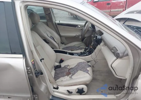 2005 Mercedes-Benz C 240 Luxury 4Matic z USA, uszkodzony, nr VIN WDBRF81J05F670100